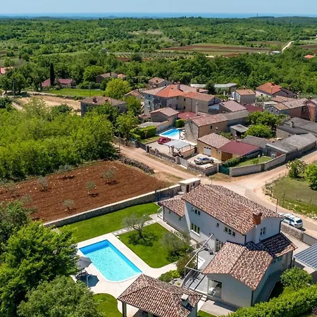 Casa de hóspedes Gemini By 4*